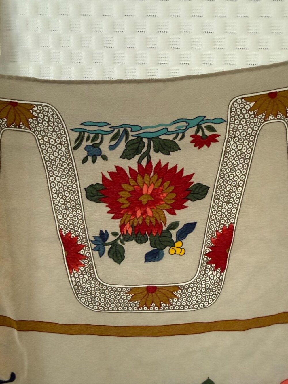 IVORY/TAUPE METROPOLITAN MUSEUM OF ART SILK SCARF "TREE OF LIFE" - Picture 5 of 5